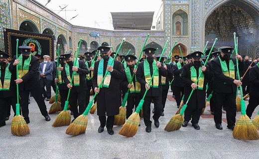 جاروکشی خادمان حرم امام رضا (ع) در حرم حضرت معصومه (س) +تصاویر