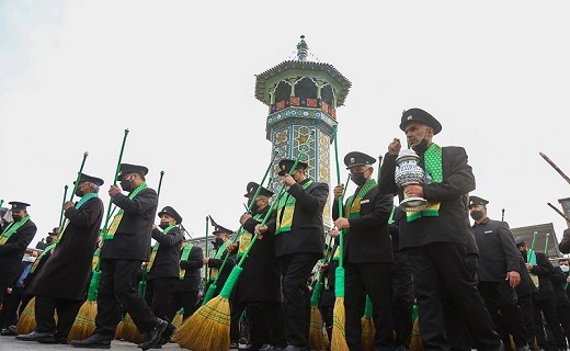 جاروکشی خادمان حرم امام رضا (ع) در حرم حضرت معصومه (س) +تصاویر