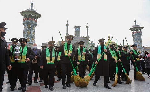 جاروکشی خادمان حرم امام رضا (ع) در حرم حضرت معصومه (س) +تصاویر