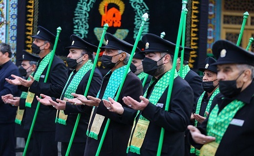 جاروکشی خادمان حرم امام رضا (ع) در حرم حضرت معصومه (س) +تصاویر