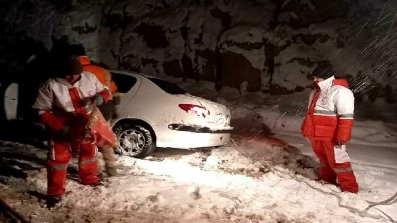 امداد رسانی به خودروهای گرفتار کولاک در کلات