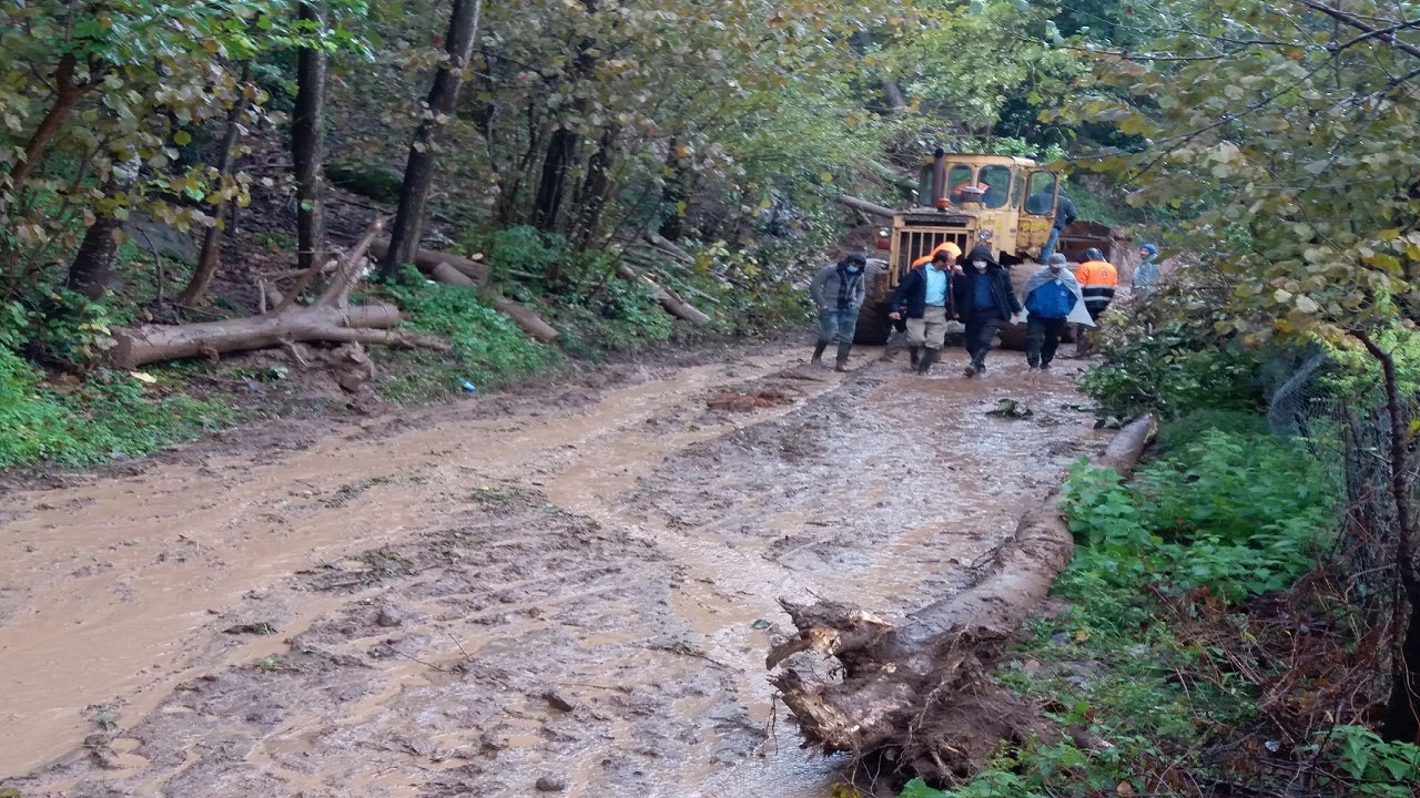 بازگشایی راه روستای کوهپایه‌ای املش بعد از ۵ روز
