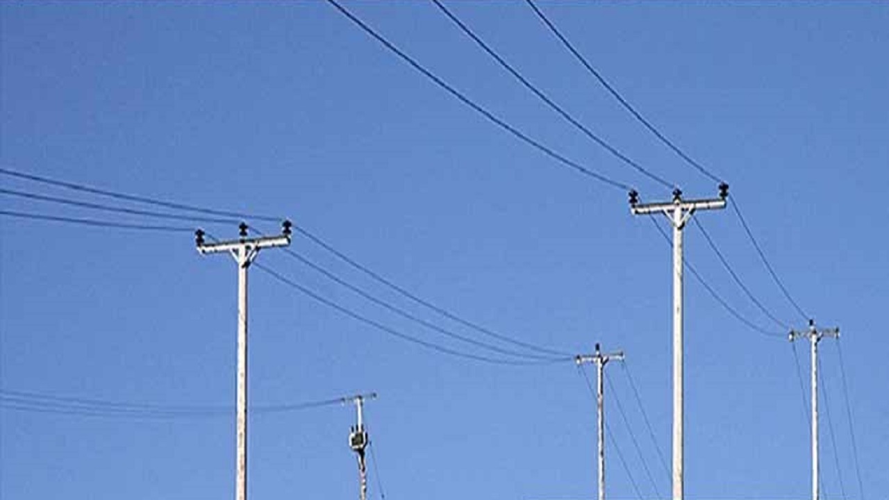 وضعیت خطرناک کابل ها‌ی رها شده برق در روستای کندهر + فیلم