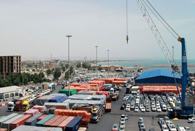 تخلیه انواع کالای اساسی در بندر شهید رجایی بندرعباس