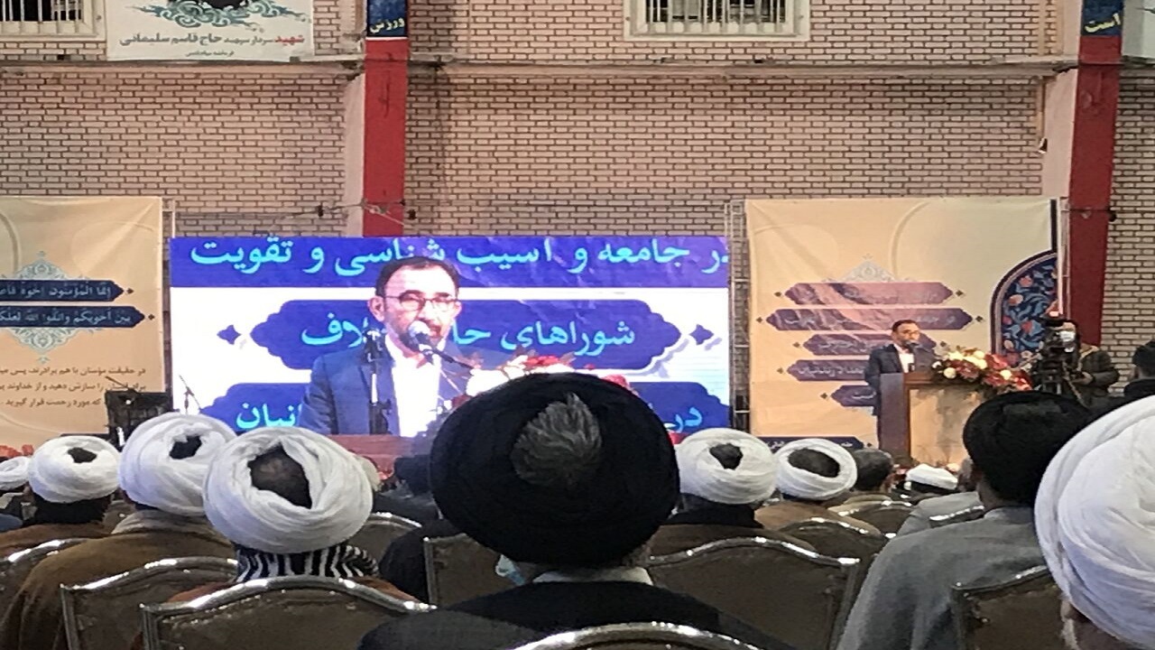 اسلام مداری و حضور مردم در عرصه‌ راهکار حل مشکلات است