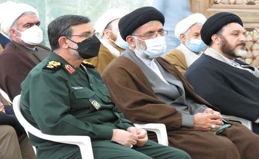 اهدای پرچم حرم حضرت معصومه(س)به دریادار تنگسیری