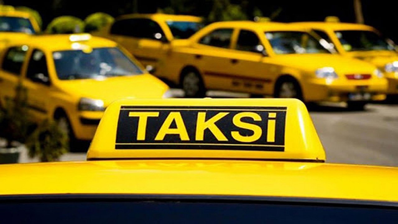 وقتی تاکسی‌ها برای توقف در ایستگاه جایی ندارند + فیلم