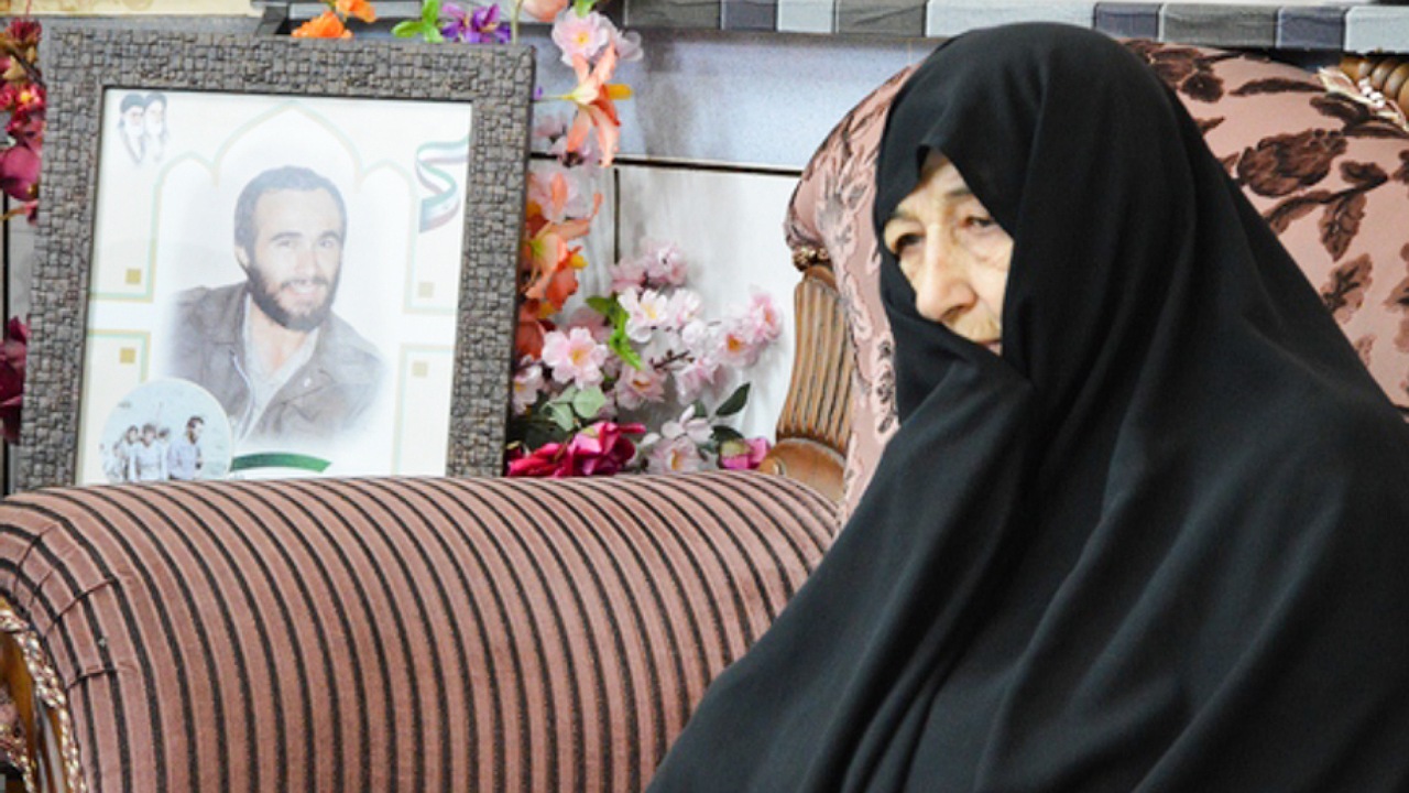 مدال طلای «لیاقت» در دستِ مادر شهید خرازی