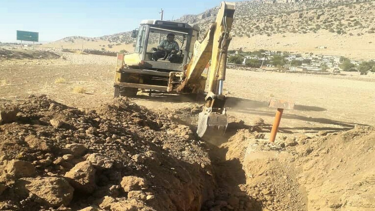 حفاری ۴۰۰ متر فیبرنوری در مسیر روستای گدمه