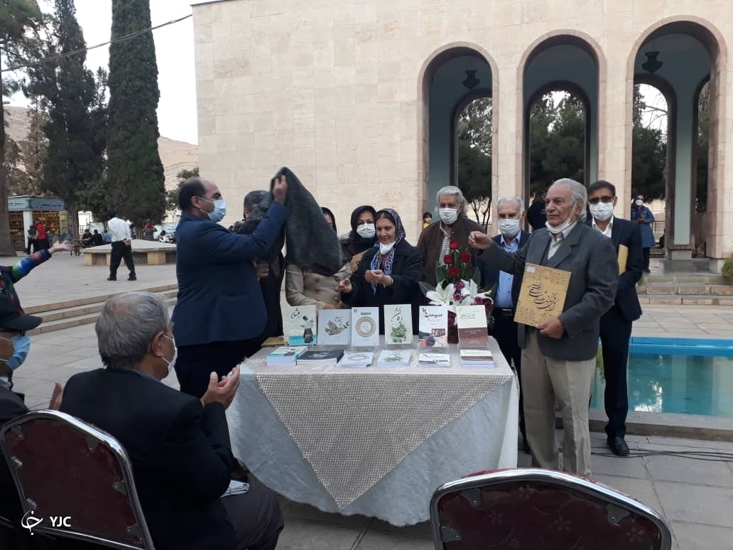 رونمایی از ۶ کتاب انتشارات آینه و قشقایی