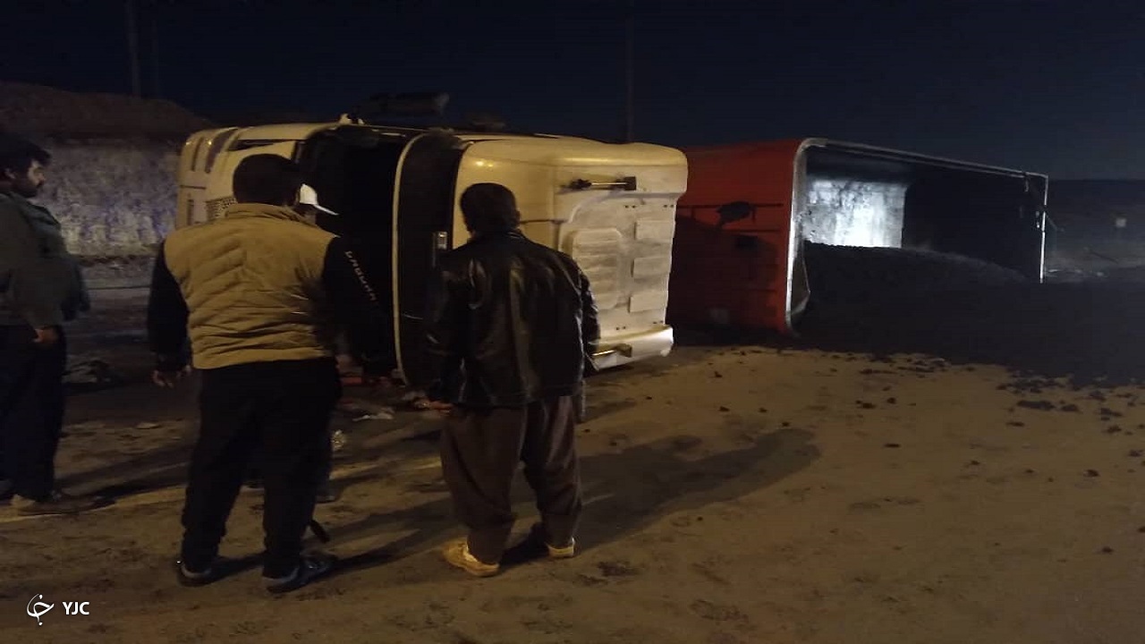 تریلی حاوی زغال سنگ واژگون شد