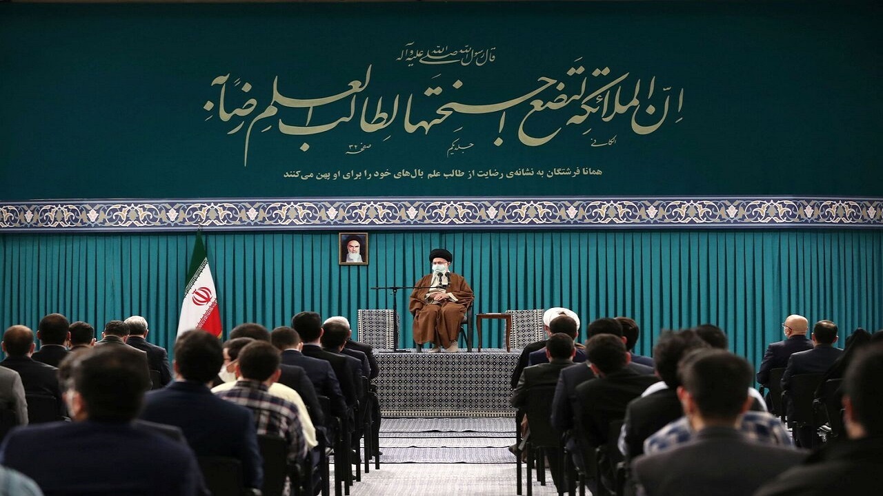 اتفاقی که در دیدار رهبر انقلاب با نخبگان رقم خورد + فیلم