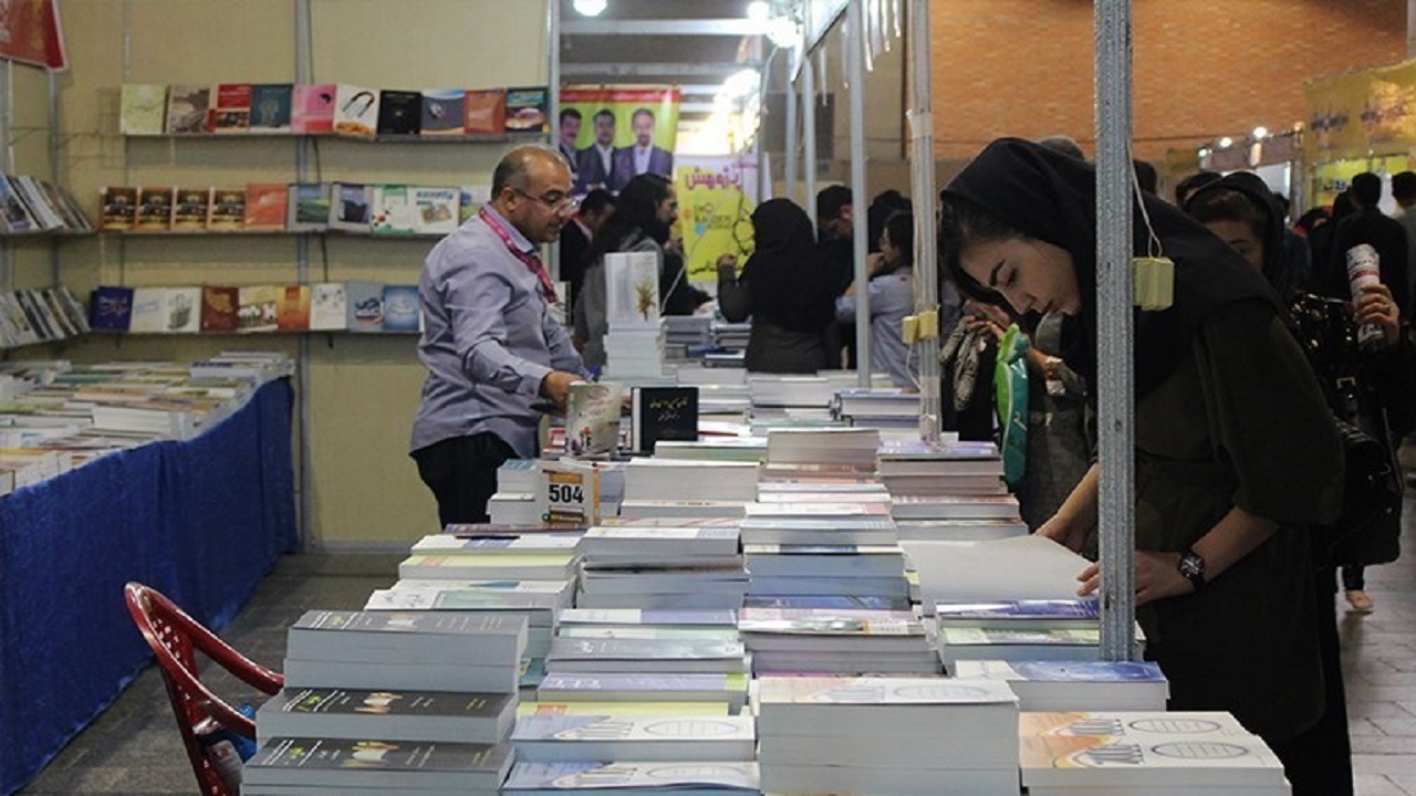 برپایی نمایشگاه کتاب در میبد