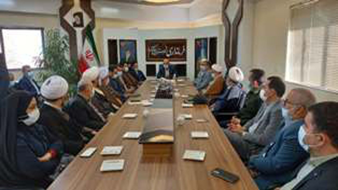 ائمه جمعه محور وحدت هستند