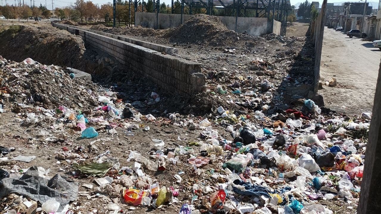 سفری به جاده پر پیچ و خم روستای آدران/ چاله هایی که یک خیابان را شبیه به سطح کره ماه کرده است