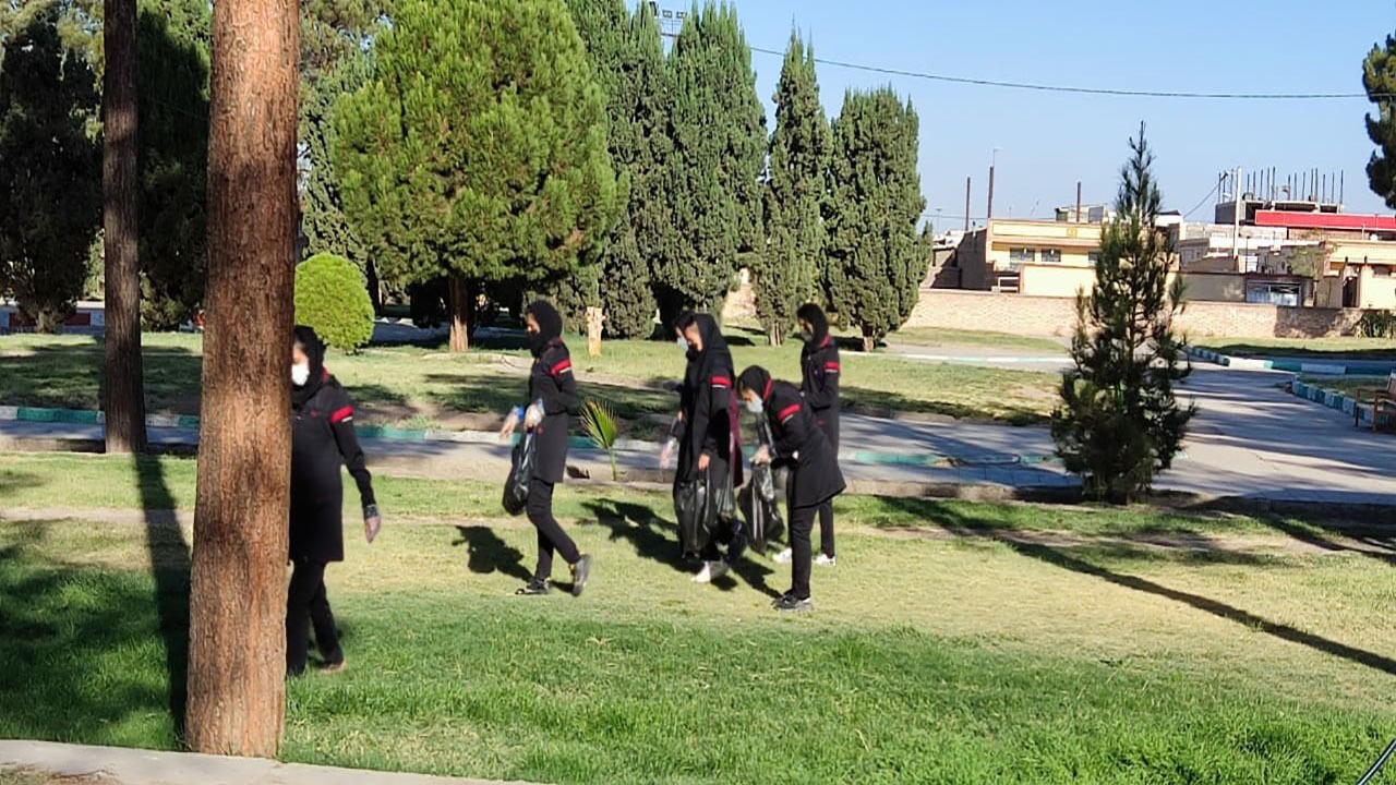 دانش آموزان زرندی زباله‌های پارک شهید را جمع آوری کردند