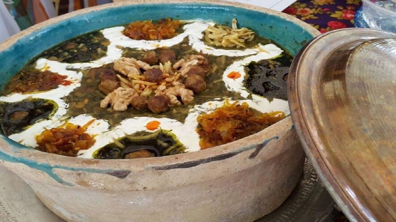 هنرمندی کدبانو‌های الموتی در جشنواره غذا‌های سنتی