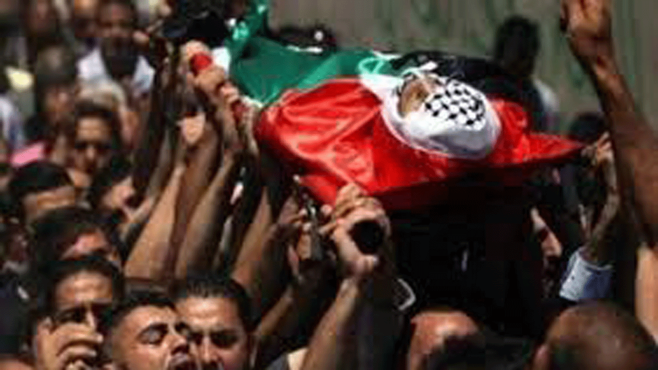 لحظه وداع مادر فلسطینی با پیکر نوجوان شهیدش + فیلم