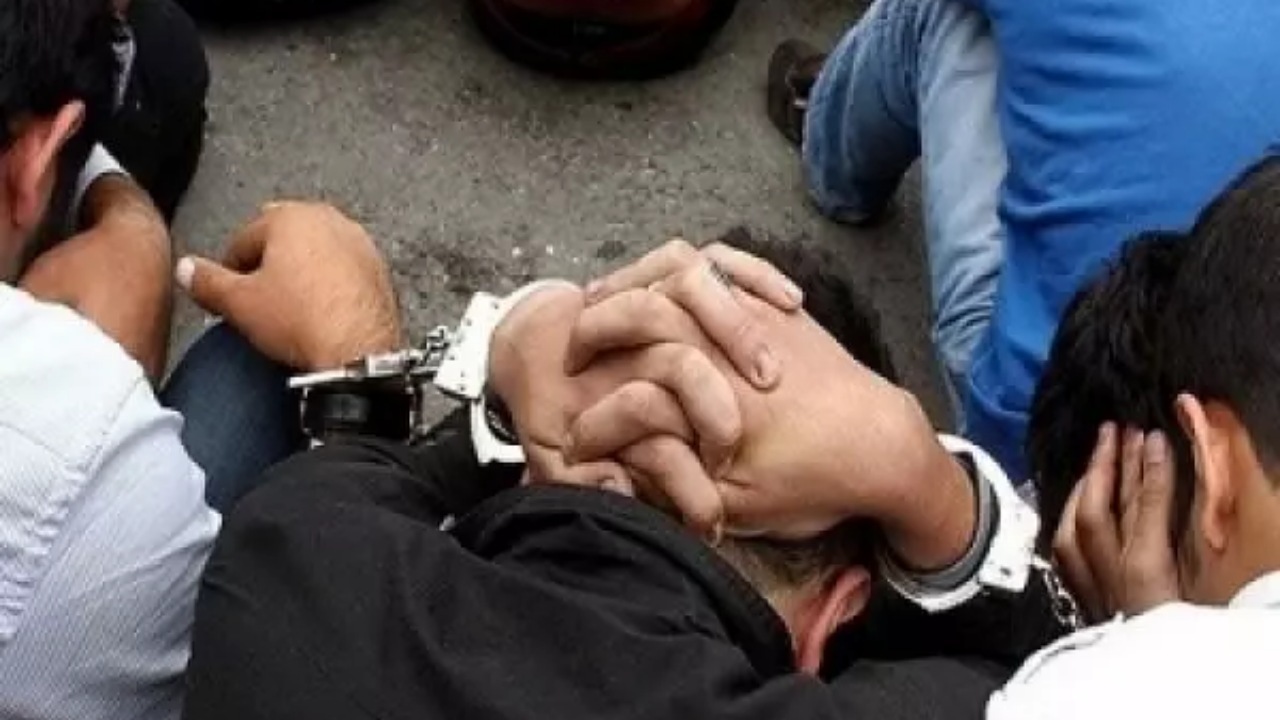 کشف یک دستگاه گنج یاب و دستگیری ۵ نفر در تیران و کرون