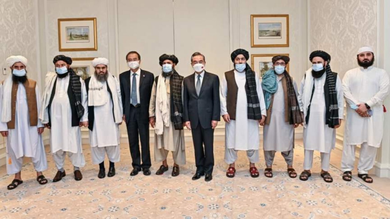 دیدار ملا عبدالغنی برادر با وزیر خارجه چین در دوحه