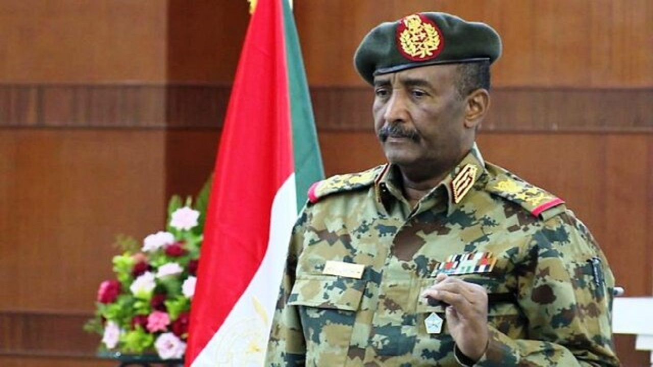فرمانده ارتش سودان در ملاءعام سخنرانی می‌کند
