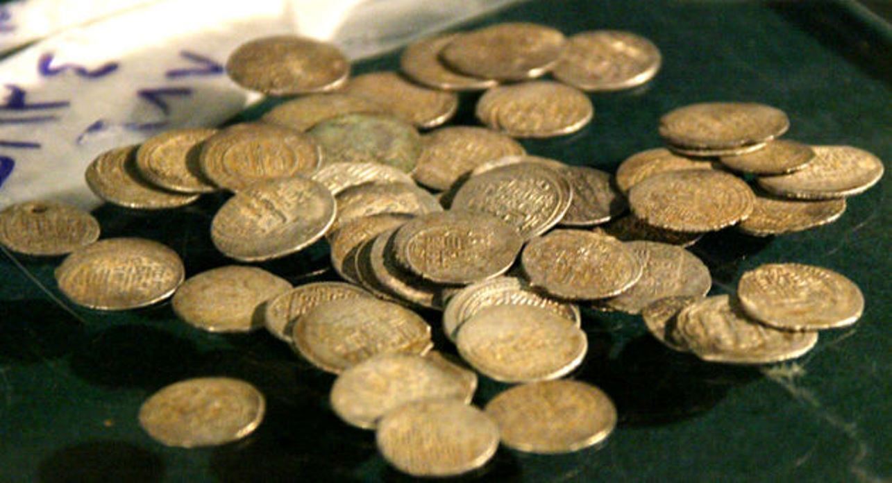 کشف سکه و زیورآلات عتیقه در سیریک