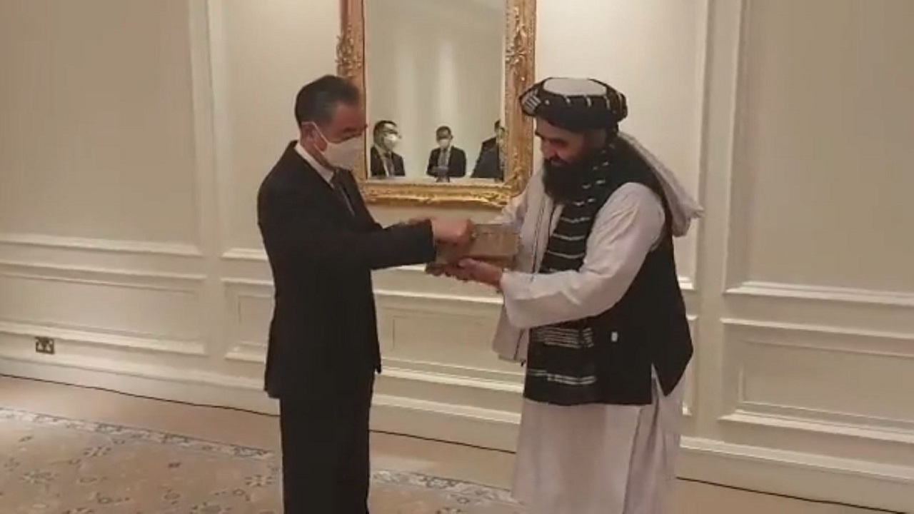 هدیه سرپرست وزارت خارجه دولت طالبان به وزیر خارجه چین
