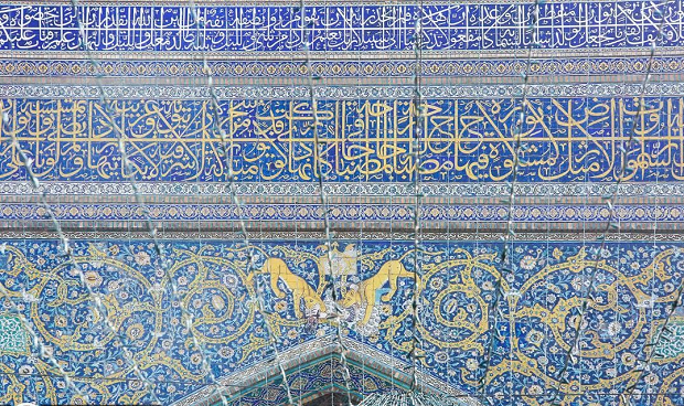 ماجرای نقش دو شیر در حال بلعیدن یک مرد در بالای ایوان نقارهخانه+عکس ماجرای نقش دو شیر در حال بلعیدن یک مرد در بالای ایوان نقارهخانه+عکس
