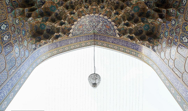 ماجرای نقش دو شیر در حال بلعیدن یک مرد در بالای ایوان نقارهخانه+عکس ماجرای نقش دو شیر در حال بلعیدن یک مرد در بالای ایوان نقارهخانه+عکس