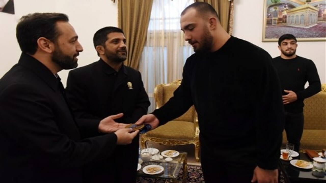 قهرمان کشتی جهان مدالش را موزه آستان قدس رضوی اهدا کرد