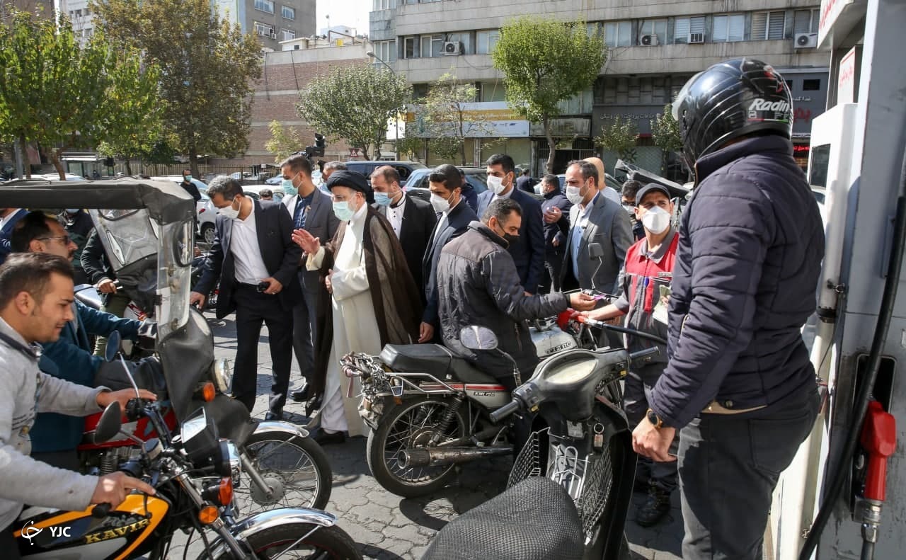 تصاویری از بازدید سرزده رئیس جمهور از جایگاه سوخت فردوسی تهران