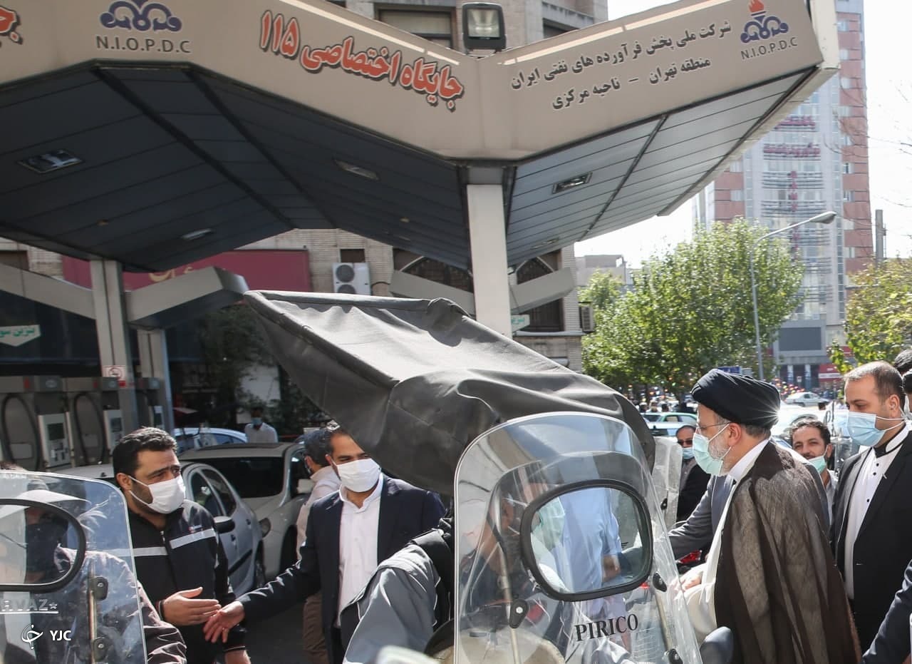 تصاویری از بازدید سرزده رئیس جمهور از جایگاه سوخت فردوسی تهران