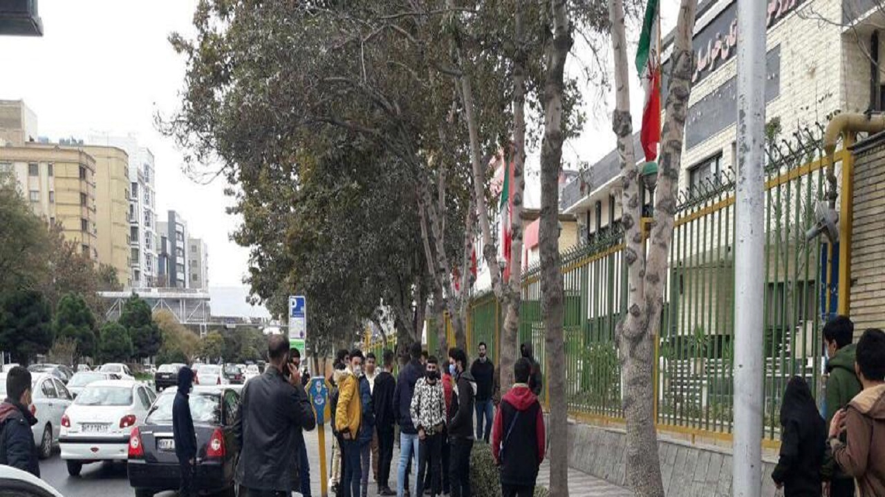 حضور هواداران معترض تیم فوتبال شهرخودرو مقابل استادیوم امام رضا (ع)