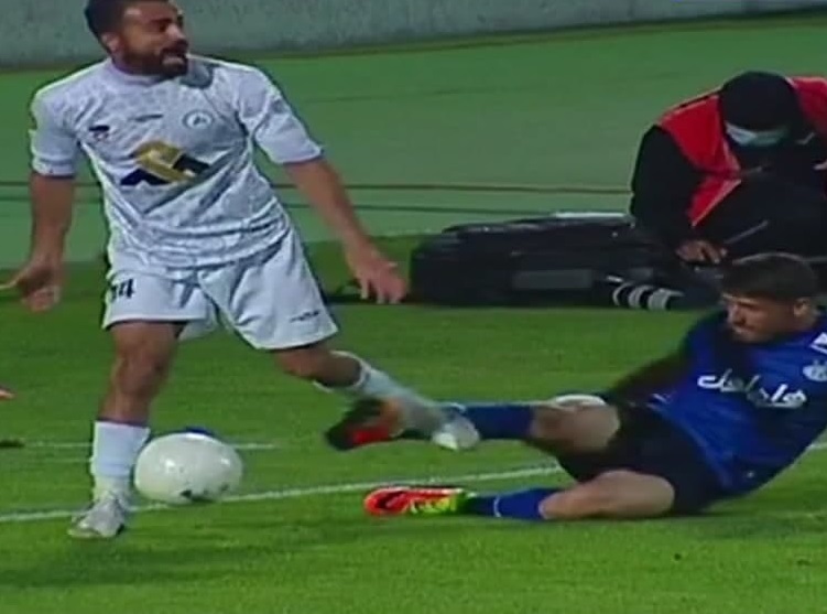 صحنه داوری بازی ذوب آهن و استقلال تهران