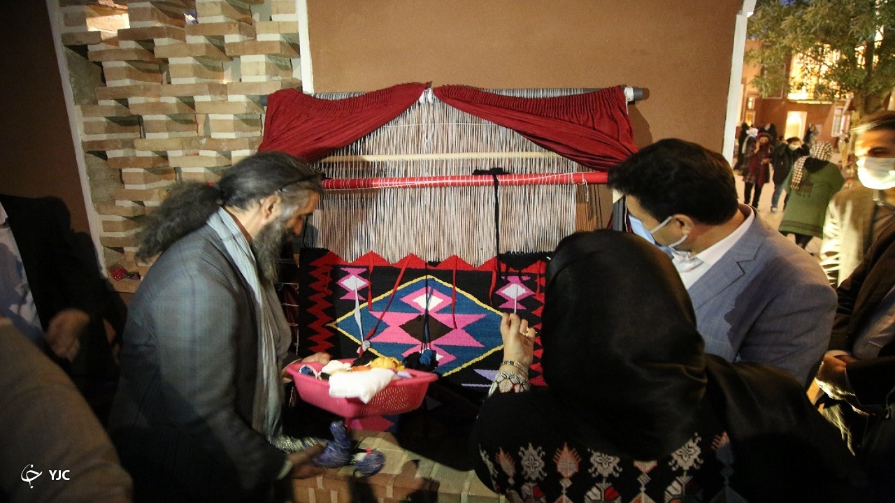 باز&zwnj;زنده&zwnj;ساز&zwnj;ی گلیم سنتی با استفاده از مواد بازیافتی+عکس
