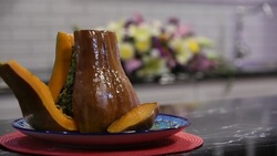 طرز تهیه کیک شکلاتی مغزدار + فیلم