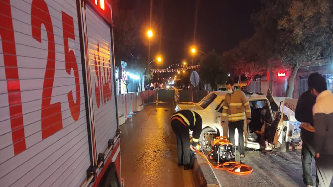 نجات دو مجروح در حادثه تصادف خیابان شهید مطهری
