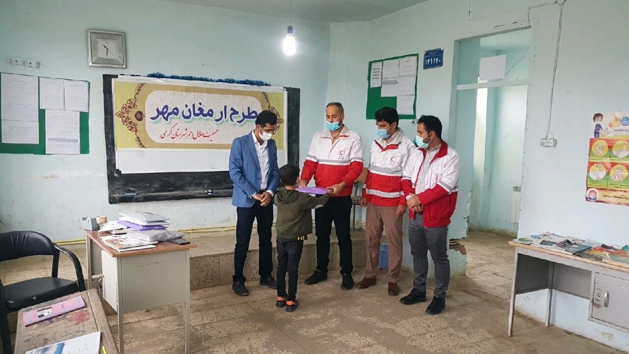 توزیع ۴۳۸ بسته لوازم التحریر بین دانش آموزان نیازمند اردبیل