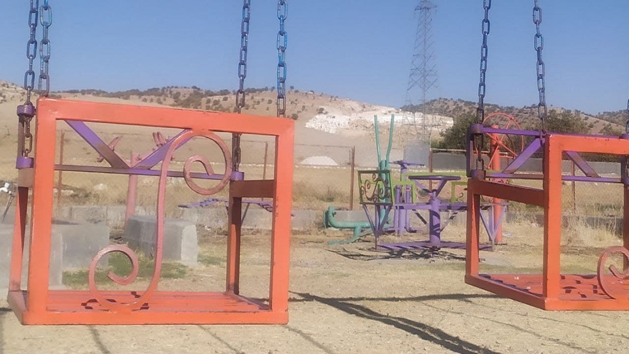 از برف پاییزی در روستی مشتقین تا پارکی که از میان معدن می گذرد