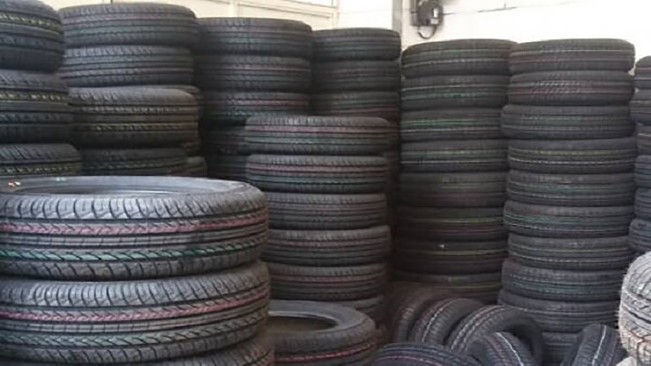 پلمب انبار لاستیک‌های میلیاردی احتکار شده در اسفراین