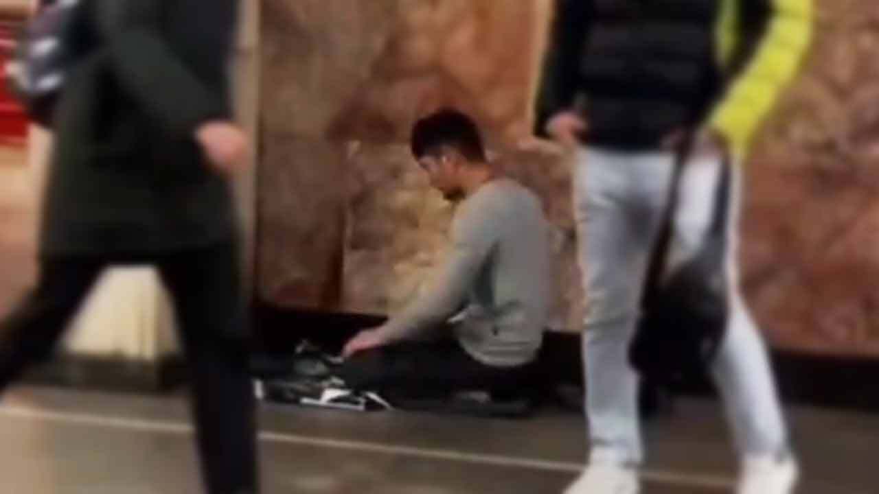 نماز خواندن یک جوان، میان انبوه جمعیت در متروی مسکو + فیلم