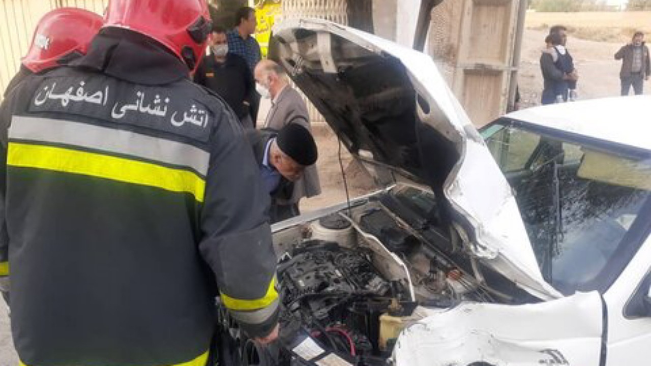 برخورد خودروی پژو با تیر برق در خیابان مشتاق سوم