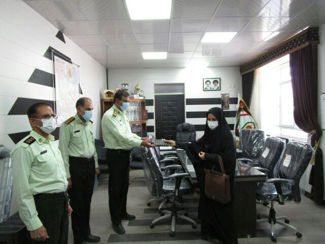 مامور پاکدست کیف پول را به صاحبش برگرداند