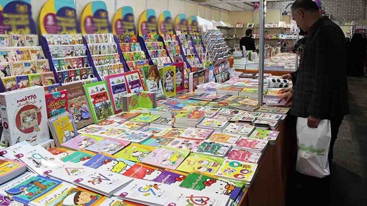 گشایش نمایشگاه کتاب در زرند