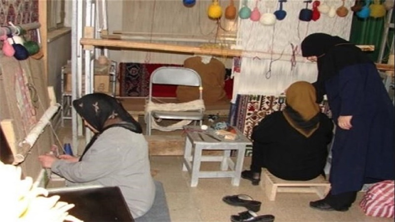 تضییع حقوق بانوان کارگر در شرکت‌های "زیرپله‌ای"/ برخی پیمانکاران تبدیل به «غده بدخیم» شده‌اند