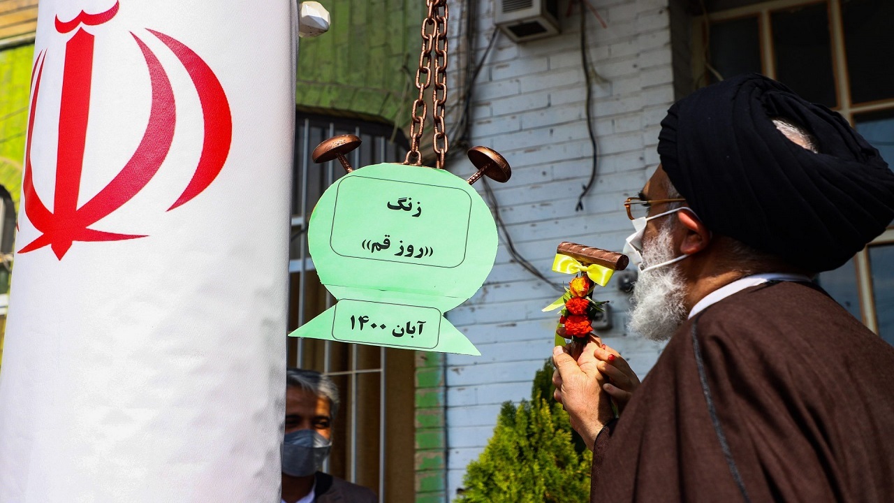 زنگ روز قم نواخته شد