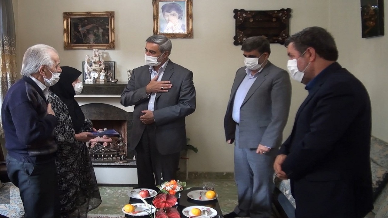 استاندار همدان با خانواده شهید تازه شناسایی شده «حسین شکراییان» دیدار کرد