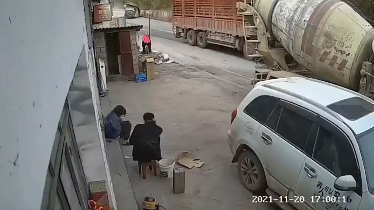 حادثه واژگونی کامیون حامل بار شن + فیلم
