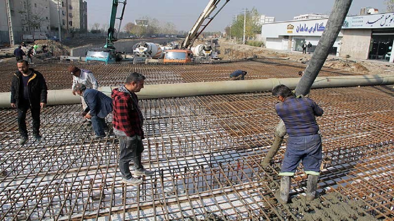 پایان بتن‌ریزی عرشه غربی زیرگذر ماهان-آزادی کرج