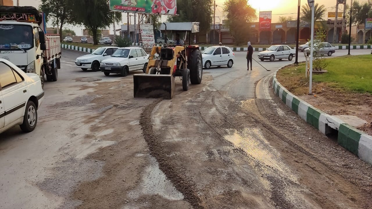 پاکسازی معابر از رسوب گل و لای حاصل از بارندگی در شوشتر